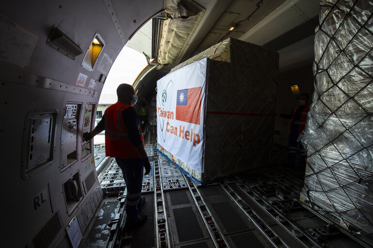 Fotografie 2: A shipment of donations of aid from Taiwan to combat Covid-19 arrives by airplane from Taipeh to Luxemburg airport on April 9, 2020. The shipment includes masks with destination Italy and Spain, as well as bilateral donations to other Member States.