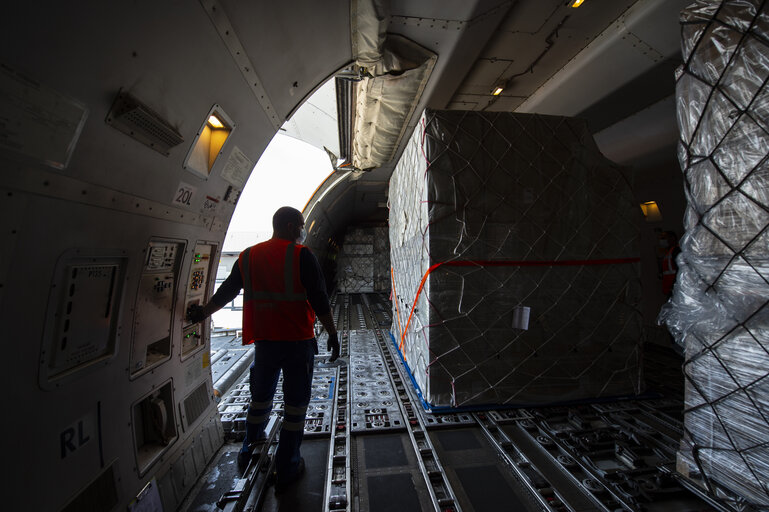 Fotografie 6: A shipment of donations of aid from Taiwan to combat Covid-19 arrives by airplane from Taipeh to Luxemburg airport on April 9, 2020. The shipment includes masks with destination Italy and Spain, as well as bilateral donations to other Member States.