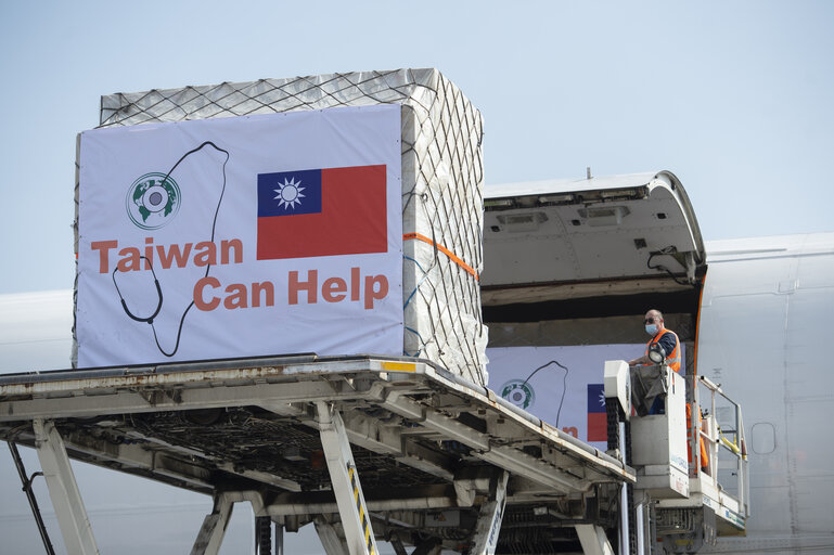 Fotografie 4: A shipment of donations of aid from Taiwan to combat Covid-19 arrives by airplane from Taipeh to Luxemburg airport on April 9, 2020. The shipment includes masks with destination Italy and Spain, as well as bilateral donations to other Member States.