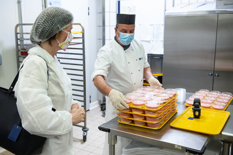 Zdjęcie 19: EP buildings used in the fight against COVID-19 - Preparation and delivery of daily meals for people in need - Katarina BARLEY (S&D,DE), EP Vice-President visits the EP buildings where daily meals are prepared for people in need in the context of the COVID-19