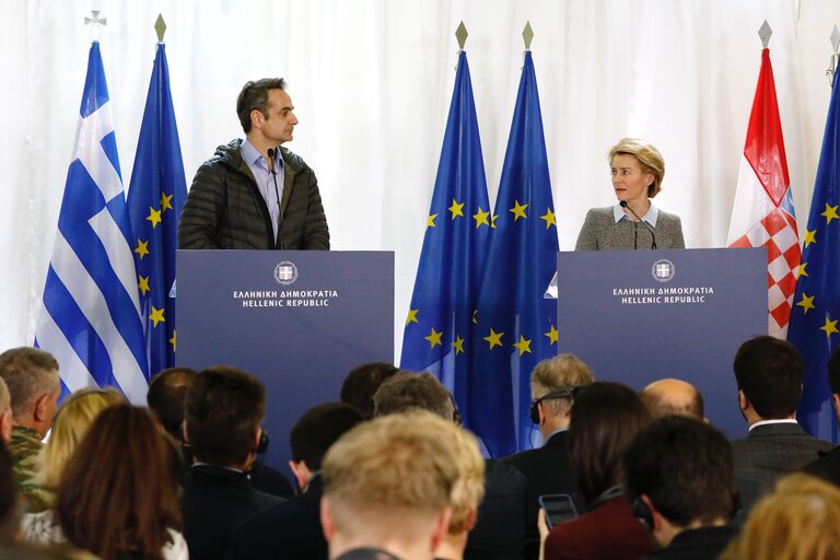 Fotografia 16: European Council President Charles MICHEL, European Commission President Ursula VON DER LEYEN and European Parliament President David SASSOLI in Greece- Briefing by the Chief of the Hellenic National Defense General Staff