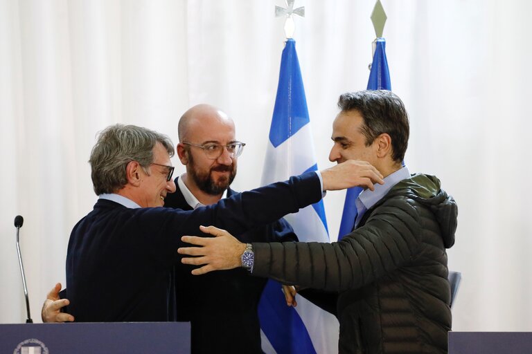 Fotografia 10: European Council President Charles MICHEL, European Commission President Ursula VON DER LEYEN and European Parliament President David SASSOLI in Greece- Briefing by the Chief of the Hellenic National Defense General Staff