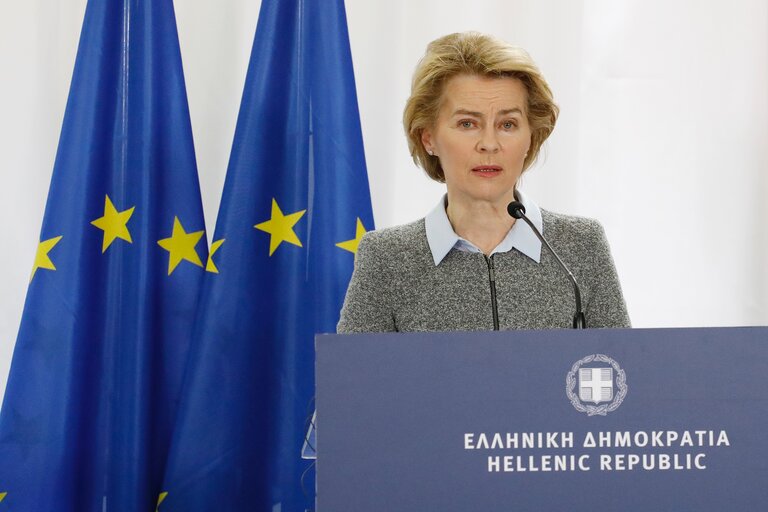 Fotografia 14: European Council President Charles MICHEL, European Commission President Ursula VON DER LEYEN and European Parliament President David SASSOLI in Greece- Briefing by the Chief of the Hellenic National Defense General Staff