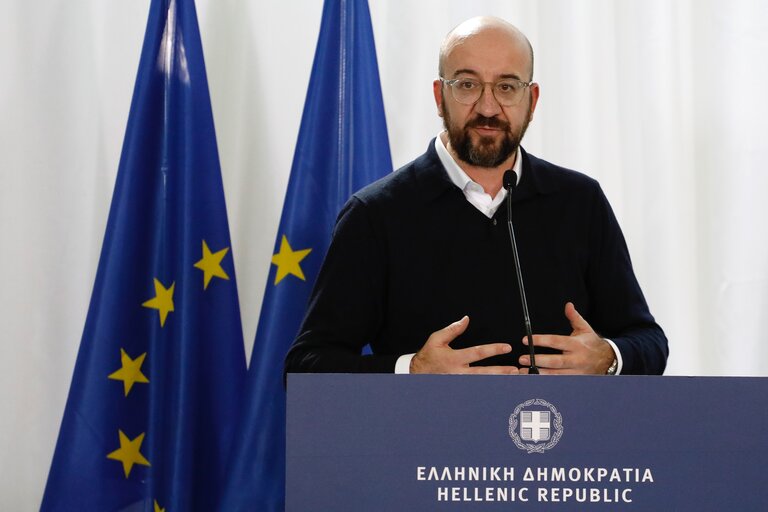 Fotografia 18: European Council President Charles MICHEL, European Commission President Ursula VON DER LEYEN and European Parliament President David SASSOLI in Greece- Briefing by the Chief of the Hellenic National Defense General Staff