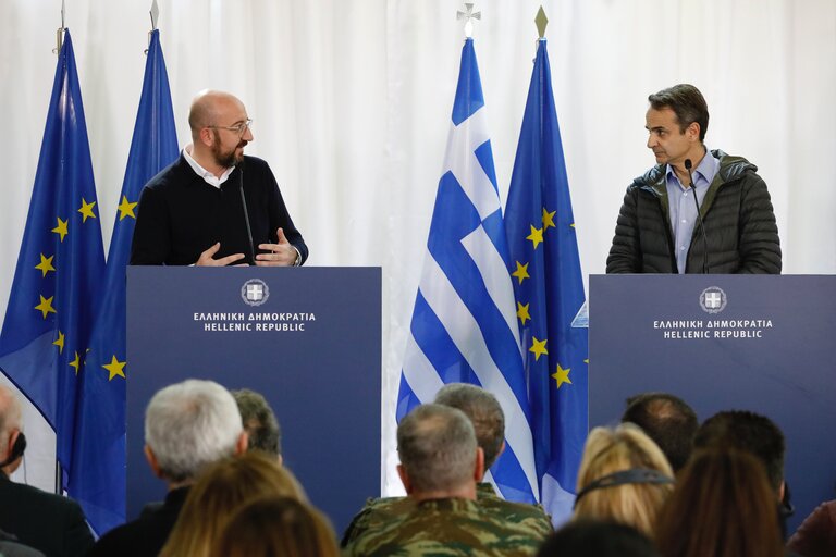 Fotografia 7: European Council President Charles MICHEL, European Commission President Ursula VON DER LEYEN and European Parliament President David SASSOLI in Greece- Briefing by the Chief of the Hellenic National Defense General Staff