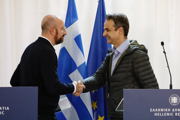 Fotografia 11: European Council President Charles MICHEL, European Commission President Ursula VON DER LEYEN and European Parliament President David SASSOLI in Greece- Briefing by the Chief of the Hellenic National Defense General Staff