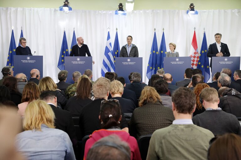 Fotografia 9: European Council President Charles MICHEL, European Commission President Ursula VON DER LEYEN and European Parliament President David SASSOLI in Greece- Briefing by the Chief of the Hellenic National Defense General Staff