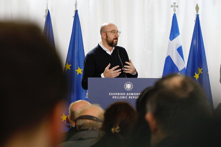 Fotografia 8: European Council President Charles MICHEL, European Commission President Ursula VON DER LEYEN and European Parliament President David SASSOLI in Greece- Briefing by the Chief of the Hellenic National Defense General Staff