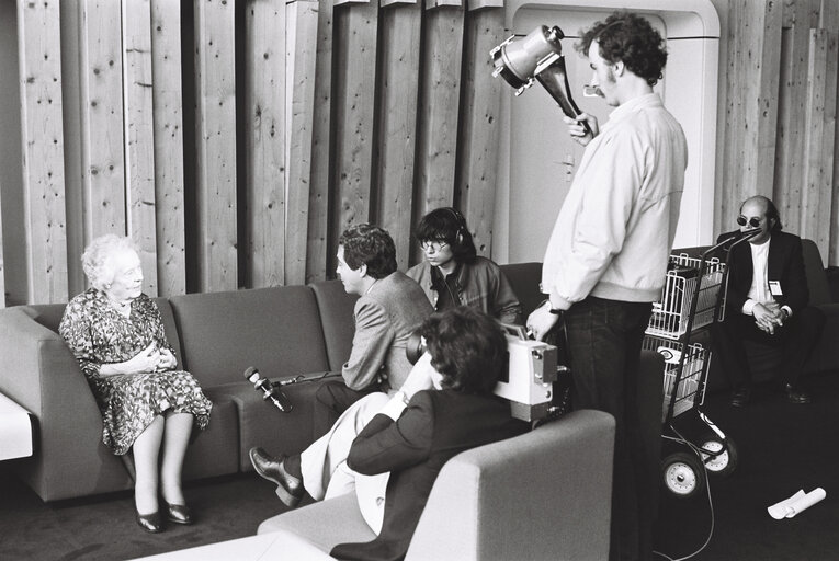 Suriet 5: The MEP Louise WEISS being interviewed by journalists in July 1980.