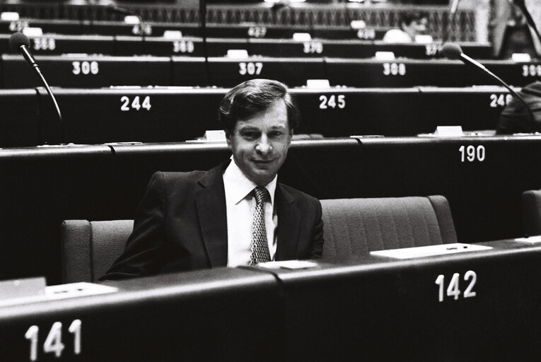 Valokuva 48: The MEP Adam FERGUSSON during a session in July 1980.