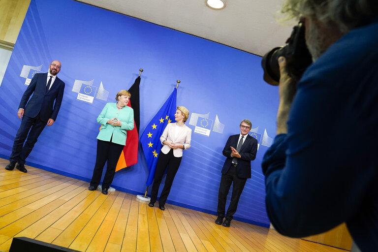 Fotografija 9: Ursula VON DER LEYEN, EC President receives  Angela MERKEL German Chancellor, Charles MICHEL President of the European Council and  David SASSOLI, EP President