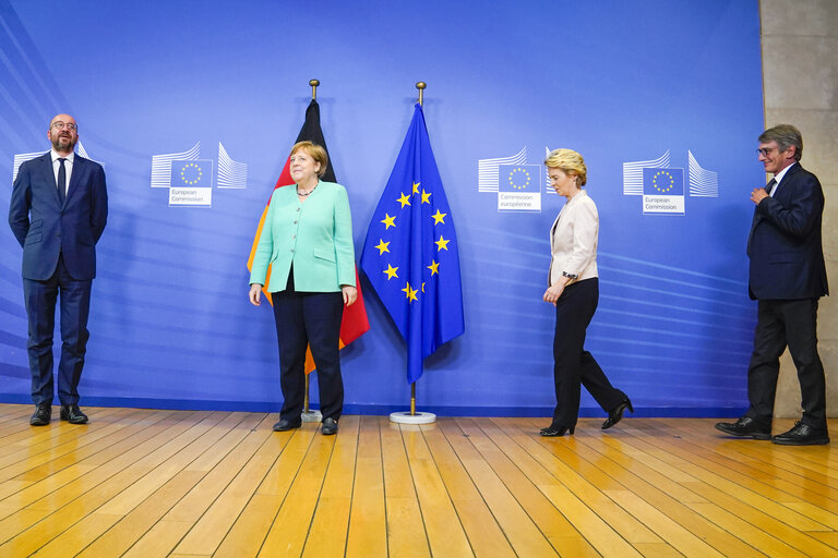 Fotografija 10: Ursula VON DER LEYEN, EC President receives  Angela MERKEL German Chancellor, Charles MICHEL President of the European Council and  David SASSOLI, EP President