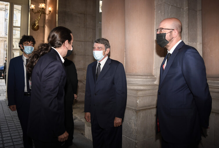 Снимка 6: Visit of David SASSOLI, EP President to Madrid - Meeting with Pablo IGLESIAS, Second Deputy Prime Minister and Minister of Social Rights and 2030 Agenda, on the left, at the Royal Palace in Madrid on July 16, 2020. Charles MICHEL, European Council President on the right.