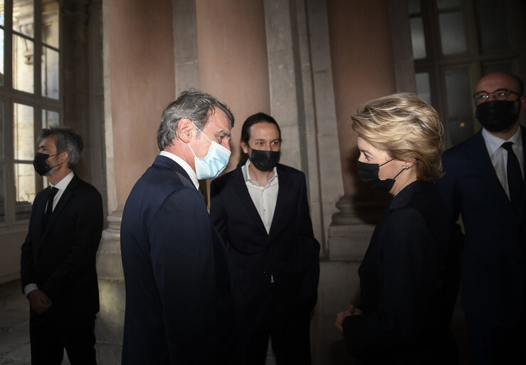 Снимка 1: Visit of David SASSOLI, EP President to Madrid - From left to right: David SASSOLI, Pablo IGLESIAS, Second Deputy Prime Minister and Minister of Social Rights and 2030 Agenda, Ursula VON DER LEYEN, EC President and Charles MICHEL, European Council President at the Royal Palace in Madrid on July 16, 2020.