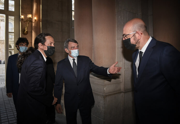 Снимка 5: Visit of David SASSOLI, EP President to Madrid - Meeting with Pablo IGLESIAS, Second Deputy Prime Minister and Minister of Social Rights and 2030 Agenda, on the left, at the Royal Palace in Madrid on July 16, 2020. Charles MICHEL, European Council President on the right.