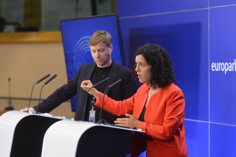 Zdjęcie 10: Briefing of the GUE/NGL group Co-Presidents during a plenary session in Brussels