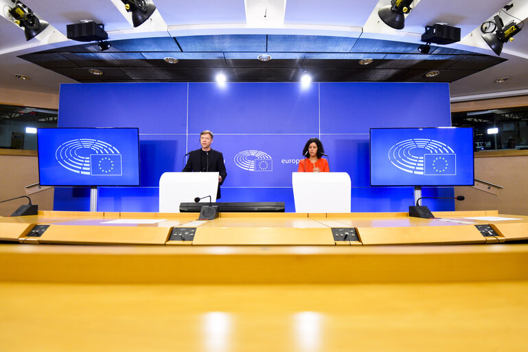 Zdjęcie 5: Briefing of the GUE/NGL group Co-Presidents during a plenary session in Brussels