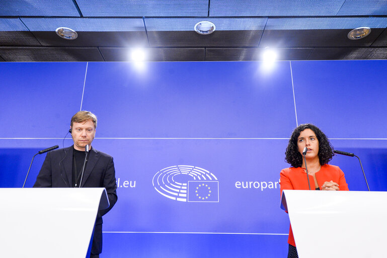 Zdjęcie 3: Briefing of the GUE/NGL group Co-Presidents during a plenary session in Brussels