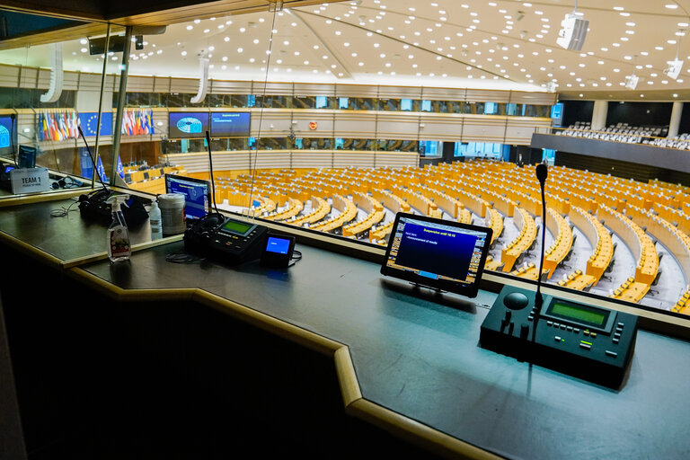 Foto 1: Empty plenary chamber in Brussels