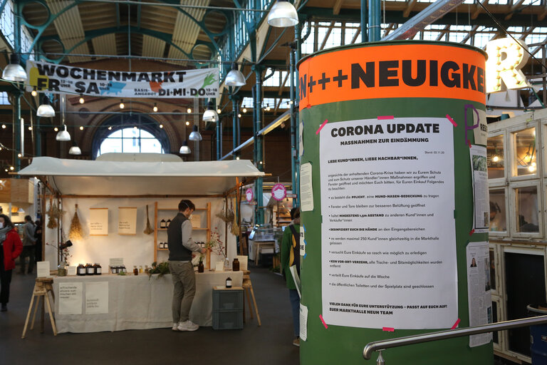 Zdjęcie 3: Coronavirus awareness campaign in a market of Berlin during the second lockdown period imposed by the authorities to stop the spread of COVID-19 virus.