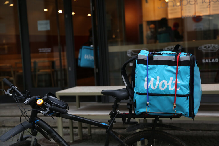 Zdjęcie 4: Delivery boy car pictured in the empty streets of Berlin during the second lockdown period imposed by the authorities to stop the spread of COVID-19 virus.