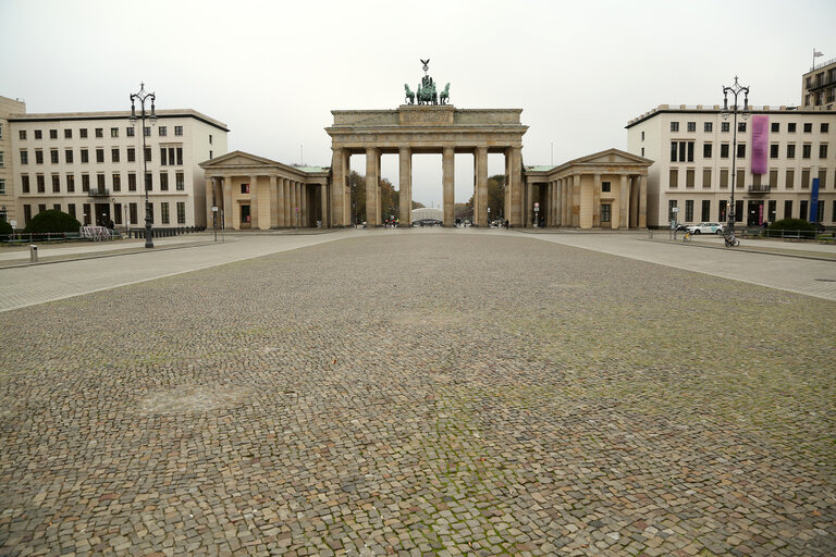 Zdjęcie 7: Empty Brandeburg Gate in Berlin, during the second lockdown period imposed by the authorities to stop the spread of COVID-19 virus.