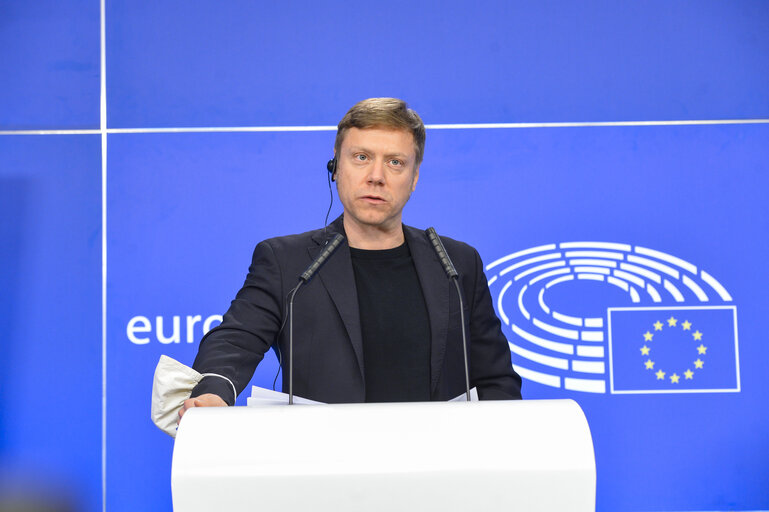 Fotogrāfija 8: Briefing of the GUE NGL group Co-Presidents during a plenary session in Brussels