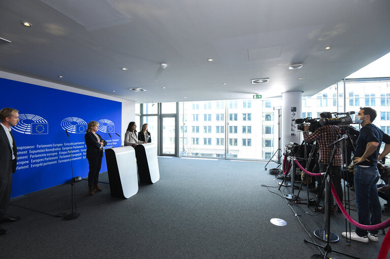 Press point with Pilar del Castillo, Chair of the delegation for relations with the countries of the Andean Community and Bolivian Minister of Foreign Affairs Karen Longaric Rodríguez.