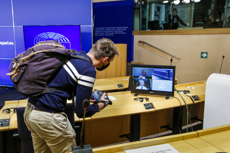 Photo 8 : Briefing of the Greens EFA group Co-Presidents during a plenary session in Brussels