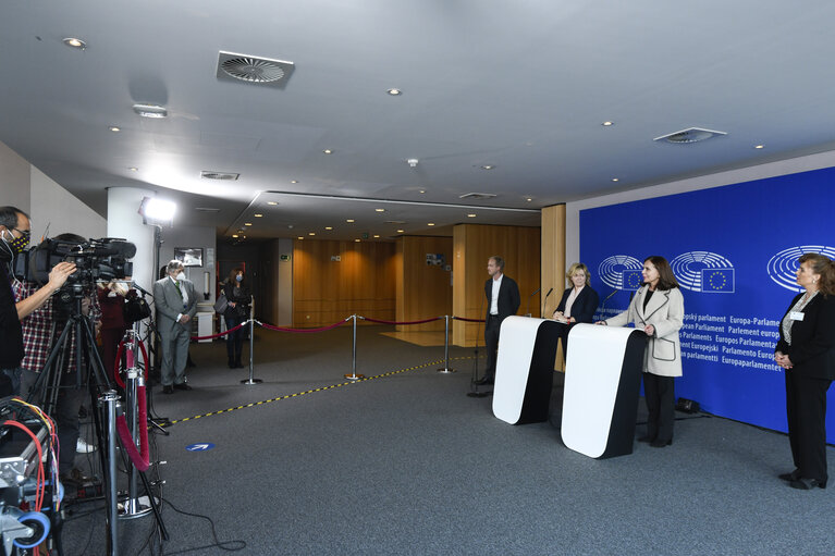 Press point with Pilar del Castillo, Chair of the delegation for relations with the countries of the Andean Community and Bolivian Minister of Foreign Affairs Karen Longaric Rodríguez.