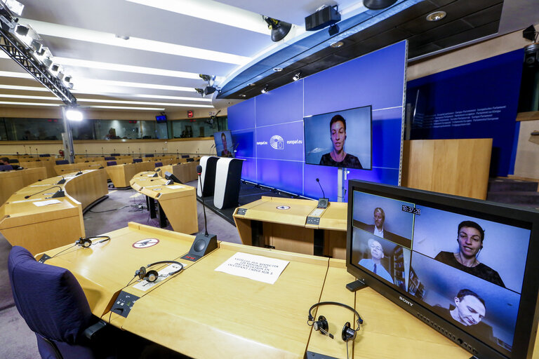 Photo 6 : Briefing of the Greens EFA group Co-Presidents during a plenary session in Brussels