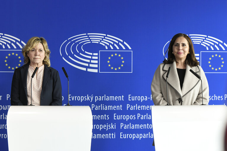 Foto 10: Press point with Pilar del Castillo, Chair of the delegation for relations with the countries of the Andean Community and Bolivian Minister of Foreign Affairs Karen Longaric Rodríguez.