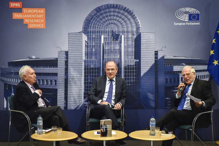 Fotogrāfija 1: Book presentation by Jose Manuel GARCIA-MARGALLO Y MARFIL