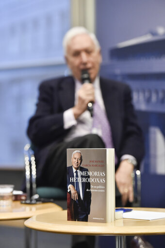 Foto 12: Book presentation by Jose Manuel GARCIA-MARGALLO Y MARFIL