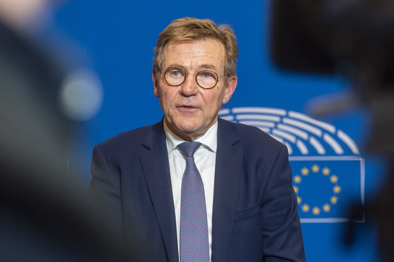 Photo 5 : MFF Contact group - Statement by Johan VAN OVERTVELDT, Chairman of the  Committee on Budgets