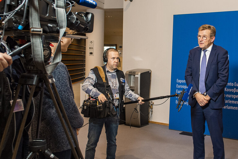 Photo 6 : MFF Contact group - Statement by Johan VAN OVERTVELDT, Chairman of the  Committee on Budgets