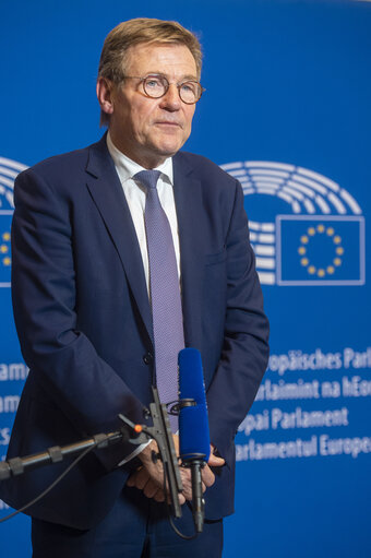 Photo 4 : MFF Contact group - Statement by Johan VAN OVERTVELDT, Chairman of the  Committee on Budgets