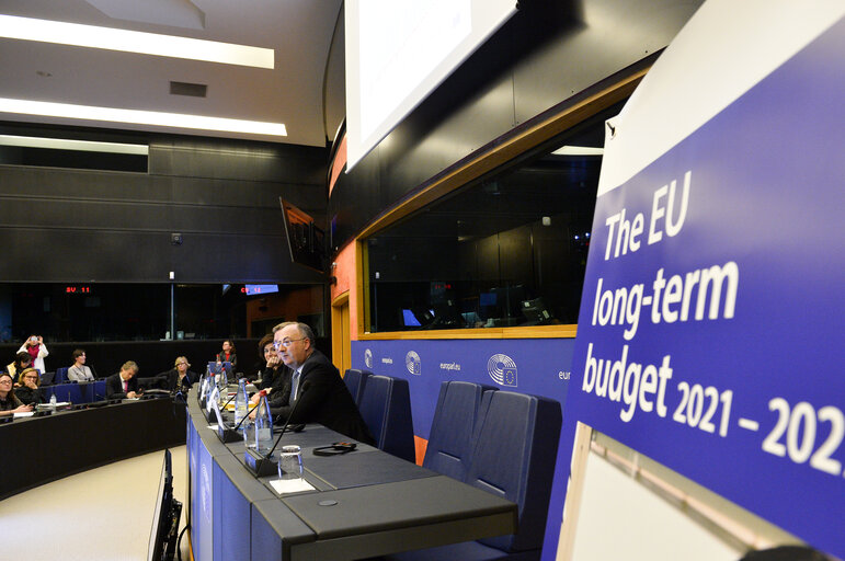 Photo 8: EP Press Roundtable on the MFF : ' The EU Long-Term budget 2021 - 2027 ' - Roundtable with EP's negotiation team