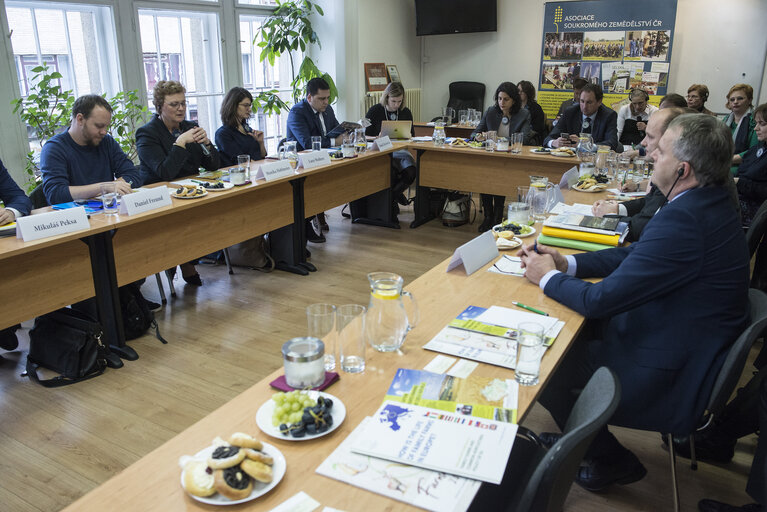 Foto 1: Fact finding mission of the Budgetary Control Committee to Czech RepublicMeeting with the Association of Private Farming in the Czech Republic, with Chairman Mr J. SEBEK