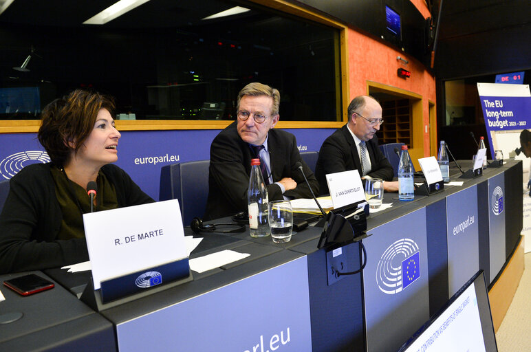 Photo 6: EP Press Roundtable on the MFF : ' The EU Long-Term budget 2021 - 2027 ' - Roundtable with EP's negotiation team