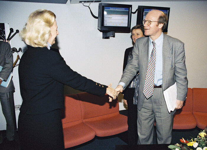 Nicole FONTAINE - EP President meets with Kimmo SASI, the Finnish Minister of European Affairs at the European Parliament of Strasbourg on the 17th of November 1999.