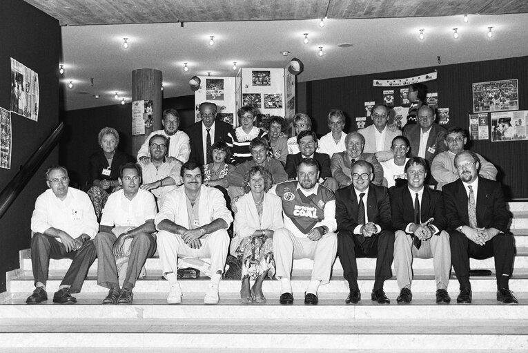 Foto 9: The MEPs Freddy BLAK, Terence WYNN, Brian SIMPSON, David Robert BOWE, Joanna RONN and guests of the British Rugby League in Strasbourg in September 1990.