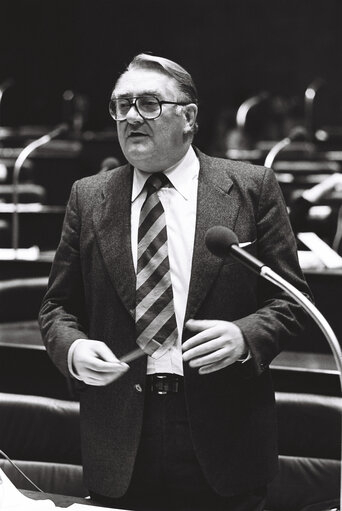 Fotogrāfija 1: The delegue Heinrich AIGNER during a session in October 1978.