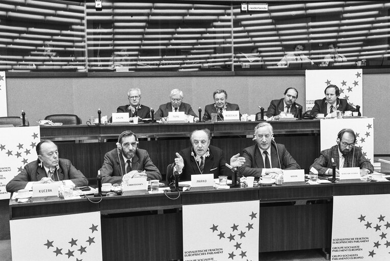 Fotografi 1: Meeting of the Socialist Group of the European Parliament in Strasbourg 1988.