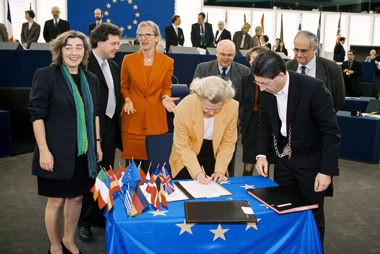 Zdjęcie 1: Signature of the Budget at the European Parliament of Strasbourg in December 2000.