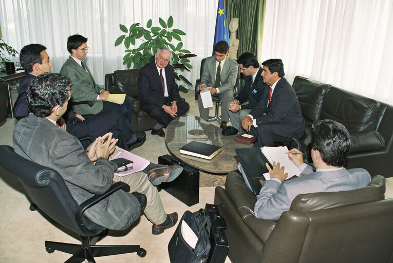 Foto 1: Egon KLEPSCH EP President, meets with a delegation from Panama in Strasbourg on July 9, 1992.