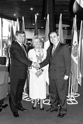 Fotografija 14: MEPs Ray MacSHARRY and Winnie EWING meet with guest at the European Parliament in Strasbourg