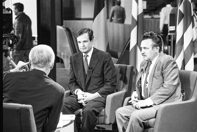 Fotó 1: TV interview with MEPs James ELLES and Ernest GLINNE in April 1990 in Strasbourg