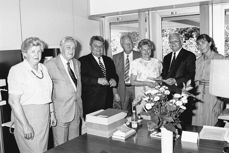 Fotografija 1: MEP Nicolas ESTGEN meets with Luxembourg Delegation at the EP in Strasbourg in May 1989