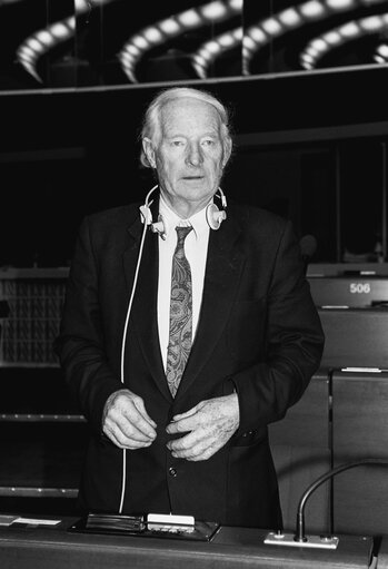 Fotografi 1: The MEP Thomas Joseph MAHER during a plenary session, in Strasbourg in September 1991.